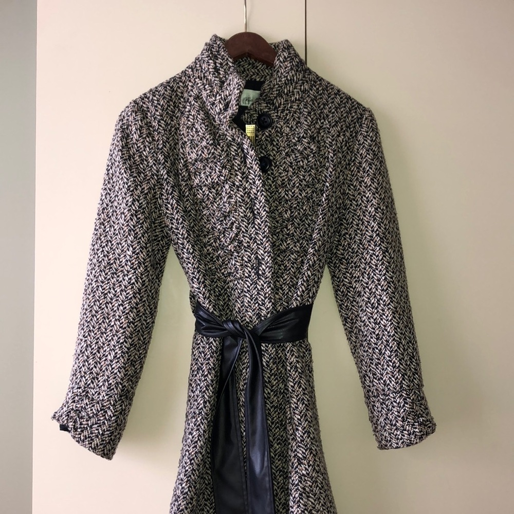 Elegant Beth Bowley Coat - Picture 2 of 6